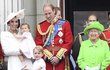 Princeznička Charlotte se poprvé podívala na balkon Buckinghamského paláce.
