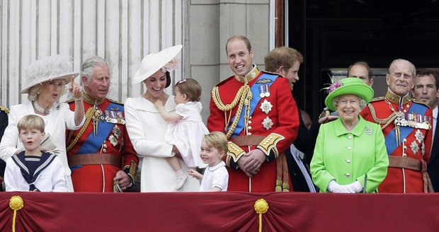 Princeznička Charlotte se poprvé podívala na balkon Buckinghamského paláce.