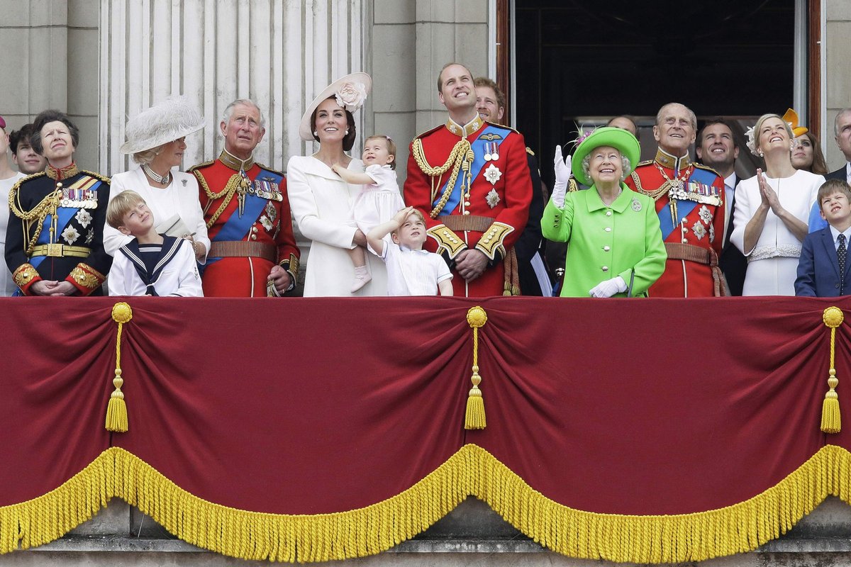 Princeznička Charlotte se poprvé podívala na balkon Buckinghamského paláce.