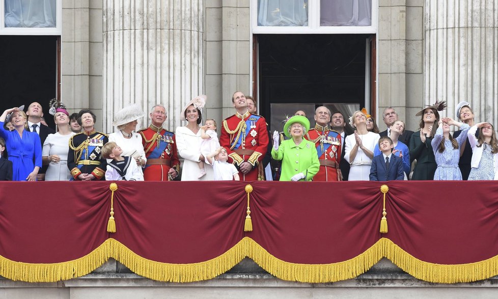 Princeznička Charlotte se poprvé podívala na balkon Buckinghamského paláce.