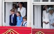 Zákulisí jubilea královny Alžběty II.: Divočina v oknech paláce! Co tam dělala Kate, Camilla a princátka?