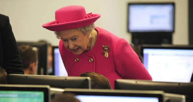 Královna Alžběta drží krok s dobou. Královská rodina má profil nejen na Flickeru, Twitteru nebo Youtube ale nyní i na Facebooku.