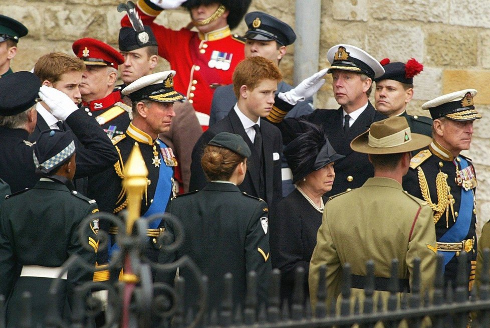 Princové William, Charles a Harry na pohřbu královny matky Alžběty v roce 2002