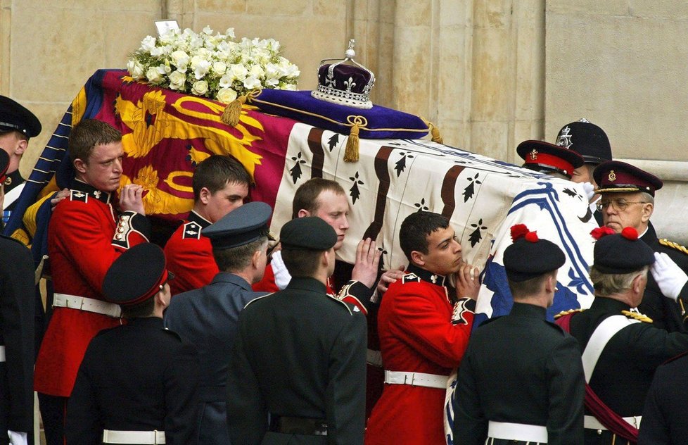 Pohřeb královny matky Alžběty v roce 2002