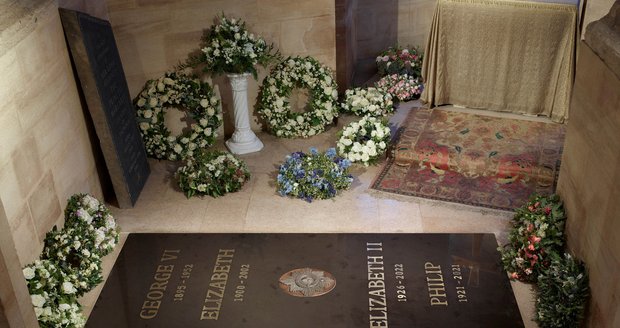 Kamenná deska královny Alžběty II a prince Philipa.
