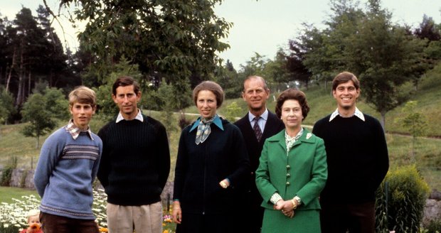 Královna Alžběta, princ Philip, princ Charles, princ Andrew, princezna Anne a princ Edward