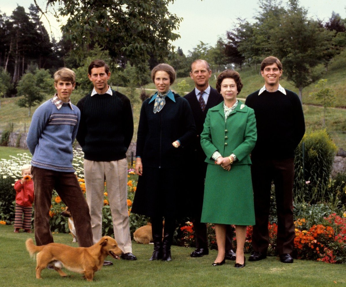 Královna Alžběta, princ Philip, princ Charles, princ Andrew, princezna Anne a princ Edward