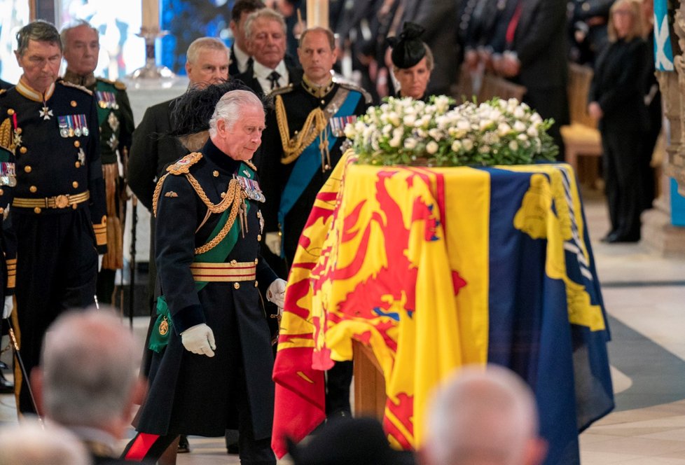 Král Karel III. při skotském rozloučení s královnou Alžbětou