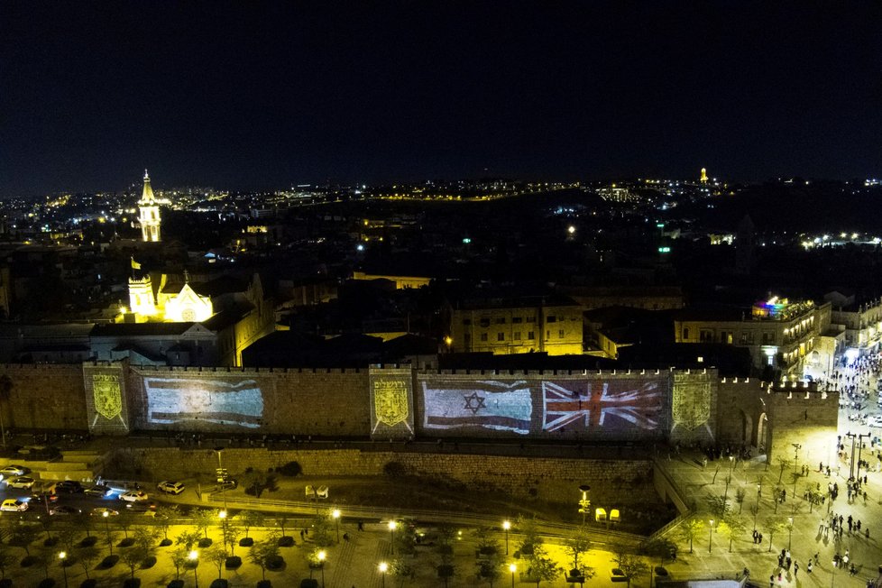 Britská vlajka a izraelská národní vlajka promítnuté na věž jeruzalémského Starého Města. Také tam si připomněli královnu Alžbětu.