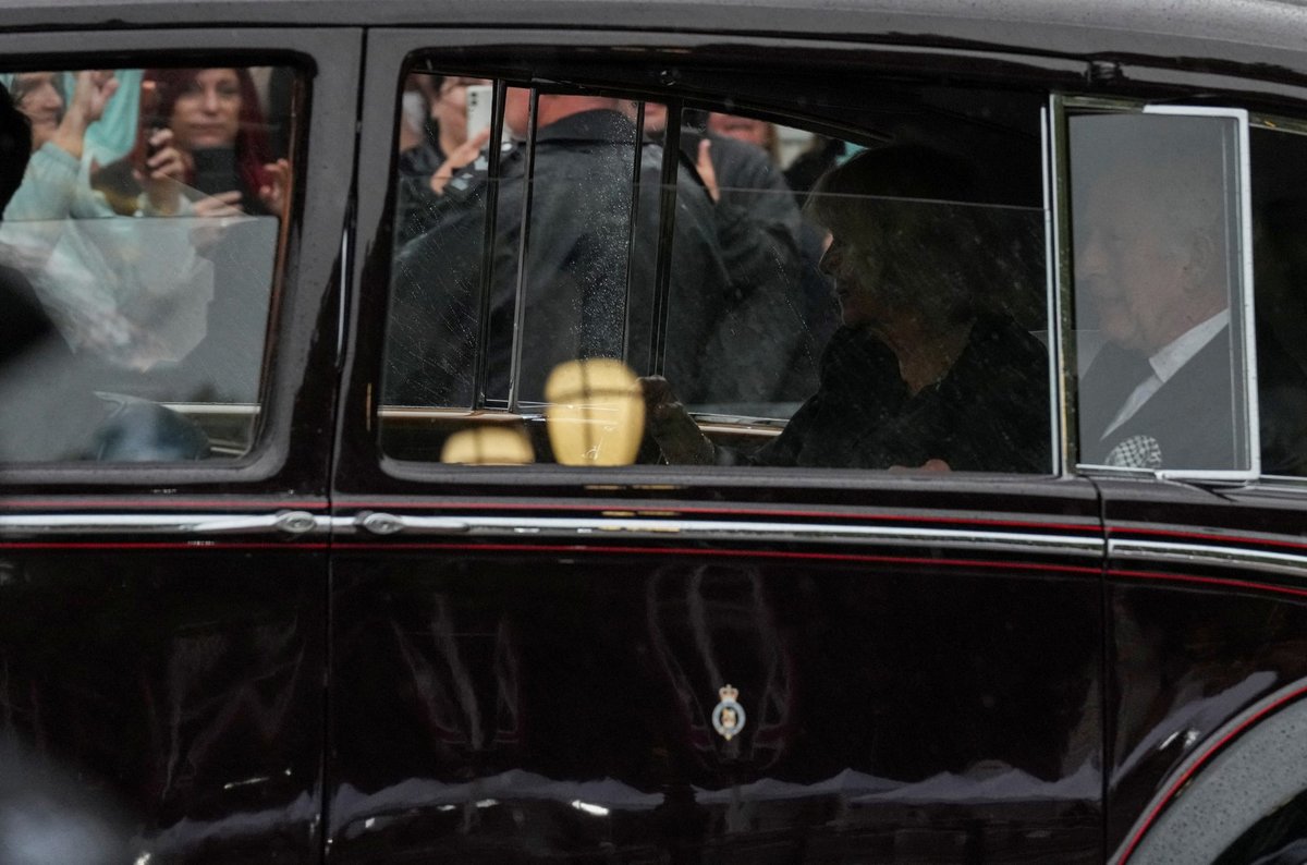 Král Karel III. s královnou Camillou na cestě do Buckinghamského paláce