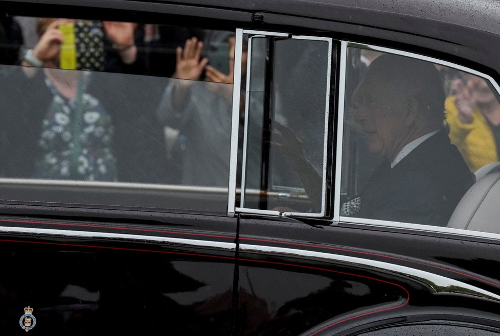 Král Karel III. s královnou Camillou na cestě do Buckinghamského paláce