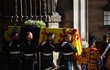 Rakev s ostatky královny Alžběty opouští katedrálu svatého Jiljí