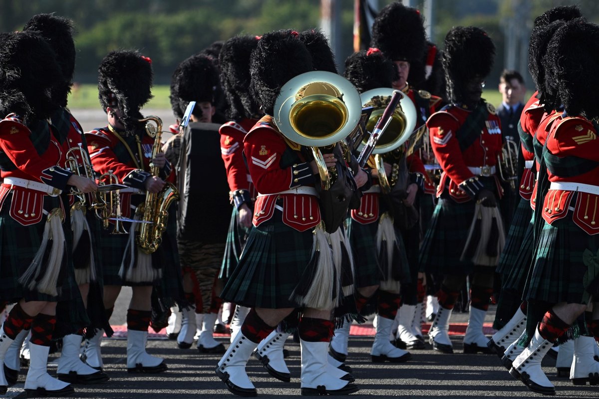 Kapela královského regimentu Skotska se na letišti v Edinburghu připravuje na příjezd rakve královny Alžběty II.