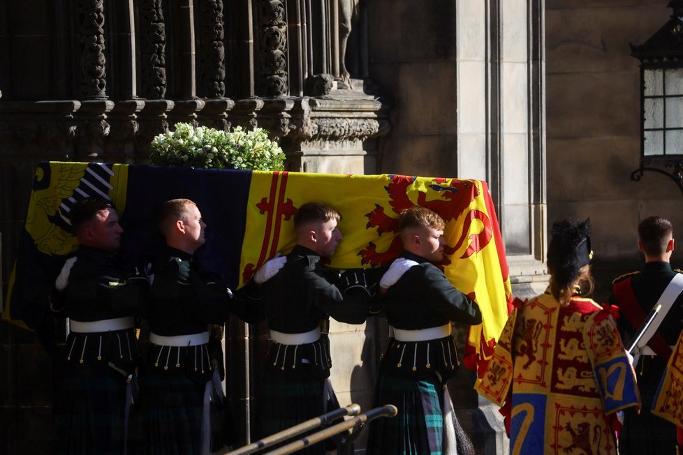Rakev s ostatky královny Alžběty opouští katedrálu svatého Jiljí
