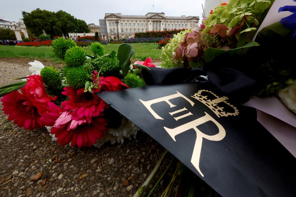 Květinová výzdoba u Buckinghamského paláce