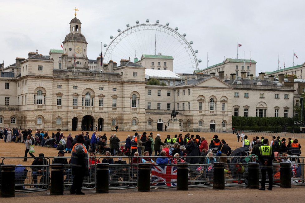 Truchlící Britové v Londýně