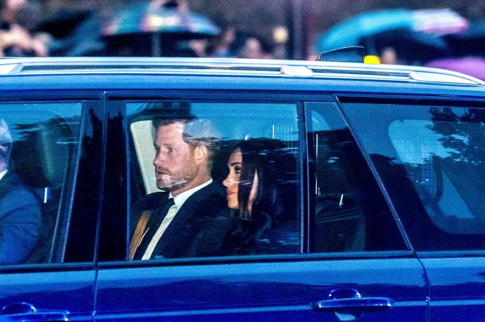 Princ Harry a Meghan na cestě do Buckinghamského paláce