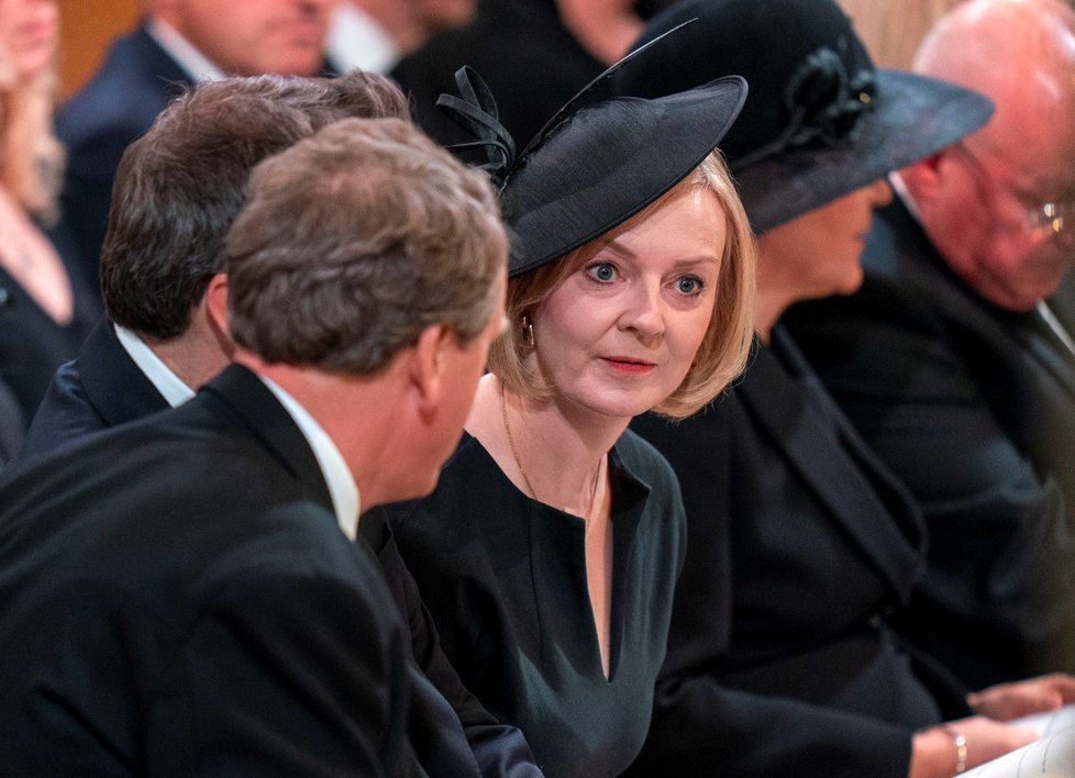 Britská premiérka Liz Trussová na rozloučení s královnou