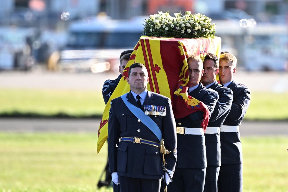 Rakev s ostatky královny Alžběty na letišti v Edinburghu