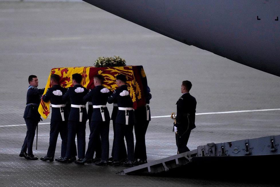 Rakev s ostatky královny Alžběty na letišti v Norholtu v Londýně