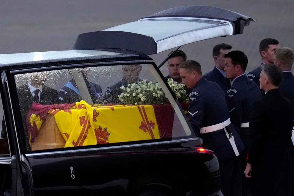 Rakev s ostatky královny Alžběty na letišti v Norholtu v Londýně