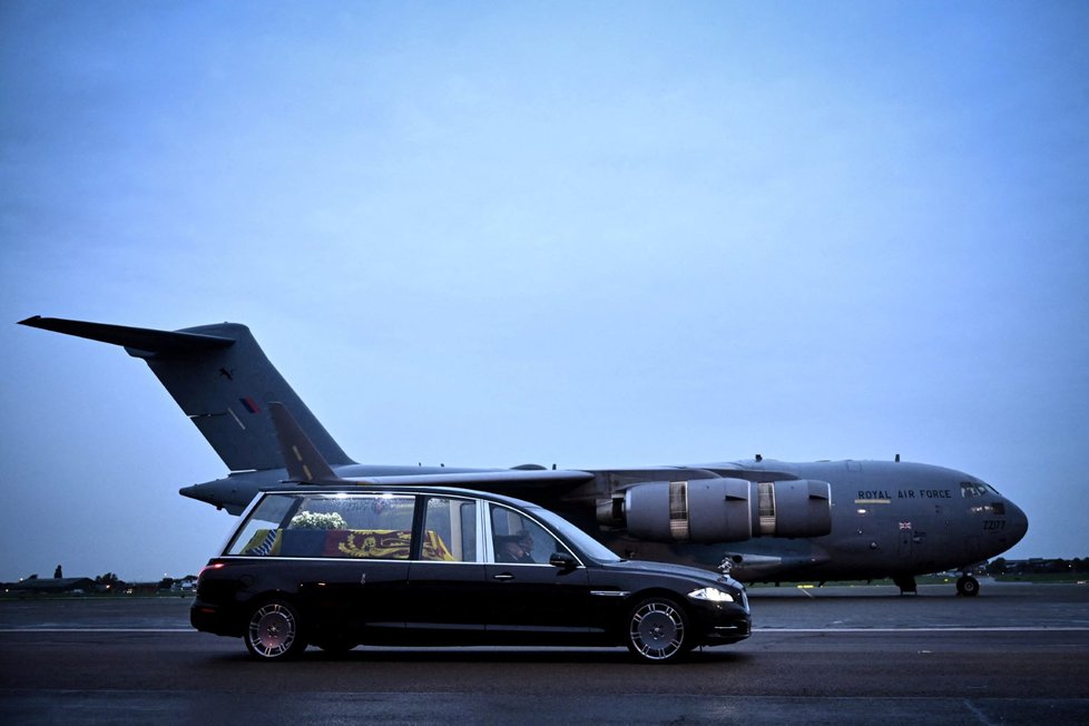 Rakev s ostatky královny Alžběty na letišti v Norholtu v Londýně.