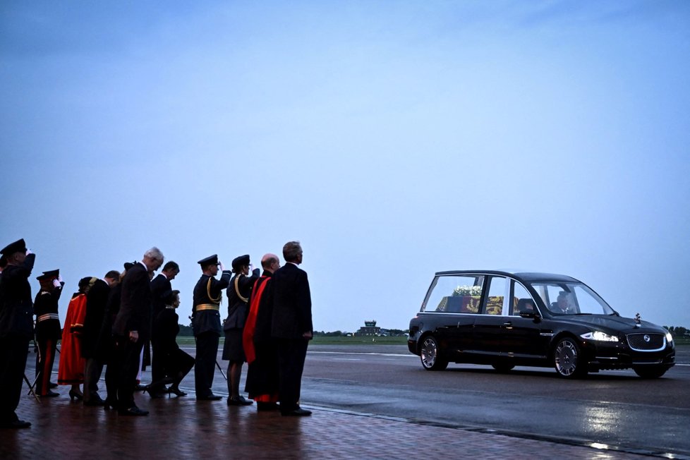 Rakev s ostatky královny Alžběty opouští letiště v Norholtu v Londýně.
