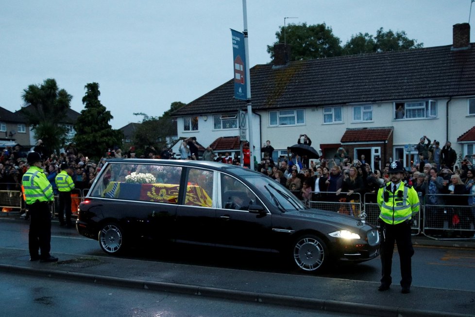 Rakev s ostatky královny Alžběty opouští letiště v Norholtu v Londýně