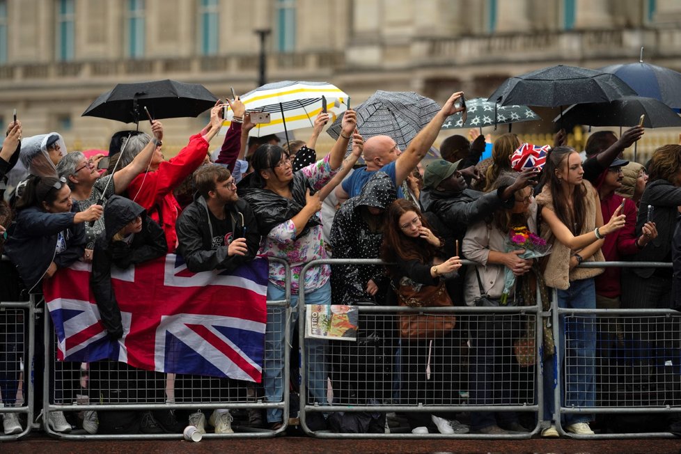 Lidé čekající na rakev s královnou u Buckinghamského paláce