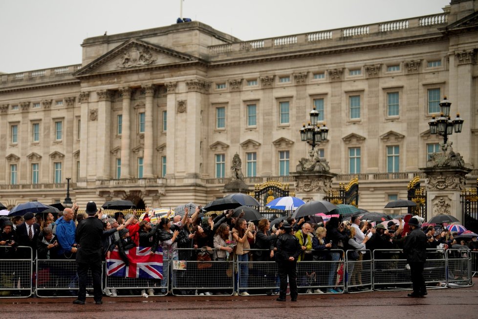 Lidé čekající na rakev s královnou u Buckinghamského paláce