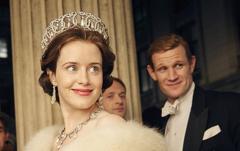 Claire Foy jako Alžběta II. a Matt Smith jako princ Philip.