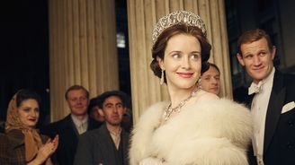 Královna Alžběta sleduje seriál o sobě samotné. Je nadšená