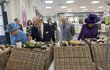 Královna Alžběta II., princ Charles a vévodkyně Camilla na nákupech.