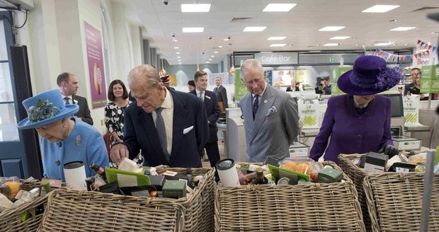 Královna Alžběta II., princ Charles a vévodkyně Camilla na nákupech