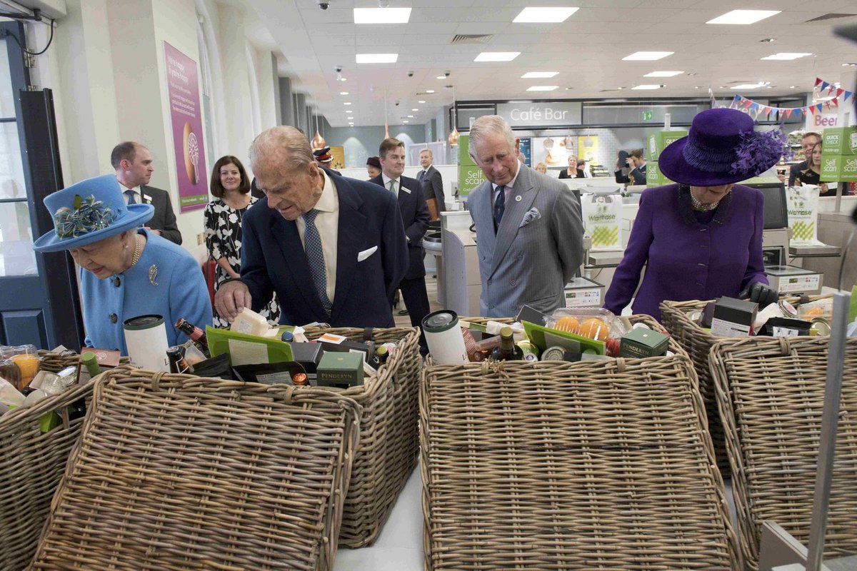 Královna Alžběta II., princ Charles a vévodkyně Camilla na nákupech.