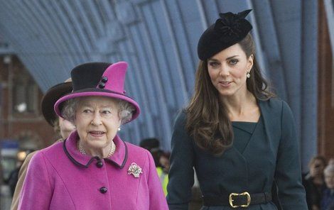 Královna Alžběta a vévodkyně Kate