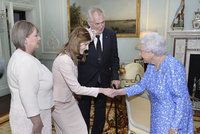U královny: Zemanovi dali přednost pohodlí před stylem, prezident si vzal boty na suchý zip