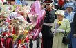 Královna Alžběta II. ve Windsoru přijímá gratulace od dětí. 