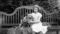 Alžběta milovala od malička psy. Snímek je z roku 1936.