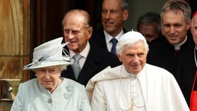 Královna Alžběta II. s papežem Benediktem XVI.