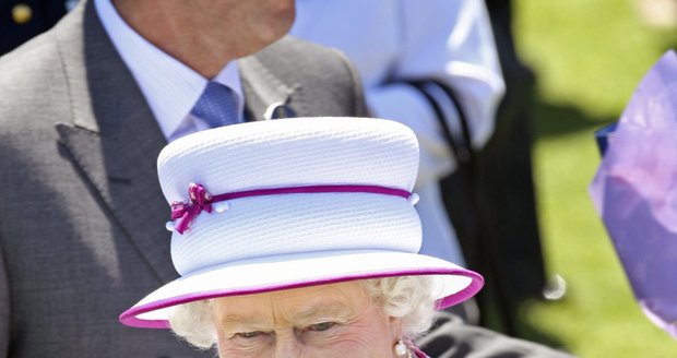 Královna Alžběta II. miluje kloboučky