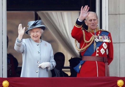 Královna Alžběta s manželem princem Philipem na balkoně Buckinghamskho paláce