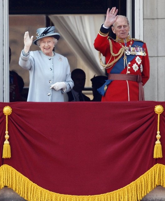 Královna Alžběta s manželem princem Philipem na balkoně Buckinghamskho paláce