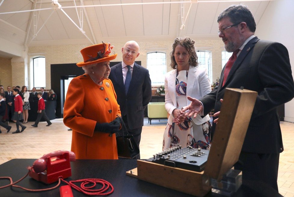 Královna navštívila vědecké muzeum v Londýně. Hýřila dobrou náladou a úsměvy rozdávala na všechny strany.