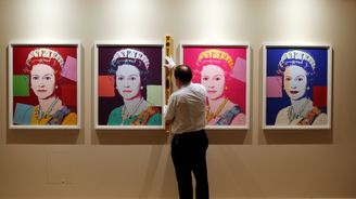 Alžběta II., královna popkultury: ovlivnila Beatles, Andyho Warhola i Jamese Bonda 