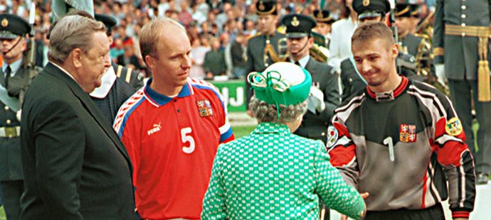 Finále Euro 1996 poctila svoji návštěvou britská královna Alžběta II.