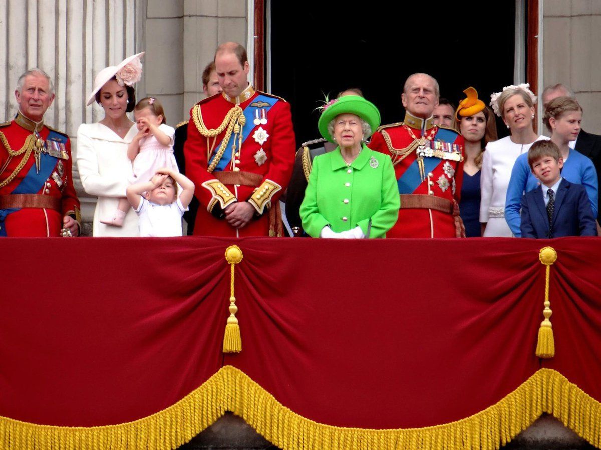 Královská rodina na balkóně Buckinghamského paláce.