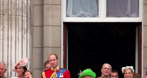 Královna při svém jubileu opravdu zazářila... Výběrem kostýmku je přirovnávána k žabákovi.