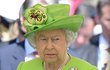 Královna a její vnuci se zlobí na BBC. Vadí jim údajné pomluvy v novém dokumentárním filmu.