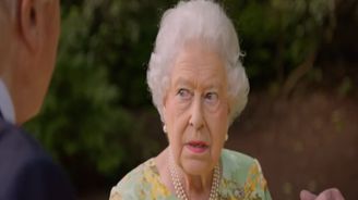 Britská královna Alžběta II. překvapila vtipem na účet amerických prezidentů Trumpa a Obamy